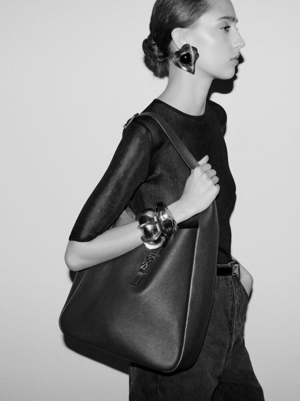 LE 5 À 7 supple LARGE in grained leather 850545 AAAUQ1000 SAINT LAURENT 