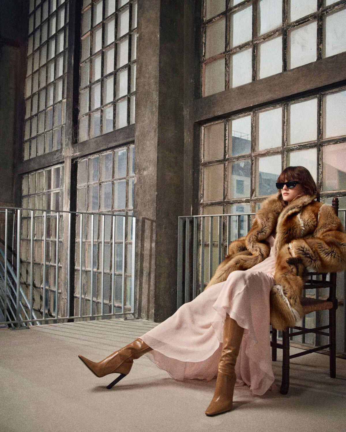 knee-length shearling coat with a pointed collar. 835233 YF2BT9667 SAINT LAURENT 